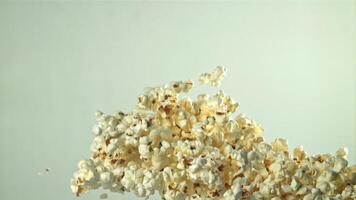 popcorn vliegt omhoog en valt omlaag. Aan een licht achtergrond. gefilmd Aan een hoge snelheid camera Bij 1000 fps. hoog kwaliteit full HD beeldmateriaal video