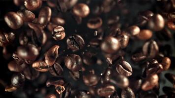 Kaffee Bohnen fliegen oben und fallen runter. gefilmt auf ein schnelle Geschwindigkeit Kamera beim 1000 fps. hoch Qualität fullhd Aufnahmen video