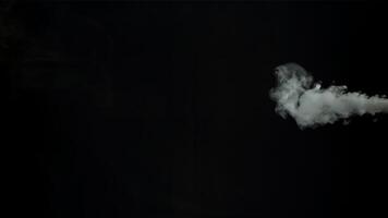 fumaça em uma Preto fundo. filmado em uma alta velocidade Câmera às 1000 fps. Alto qualidade fullhd cenas video