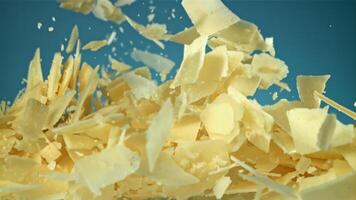 Parmesan Käse fliegt oben und Stürze runter. gefilmt auf ein schnelle Geschwindigkeit Kamera beim 1000 fps. hoch Qualität fullhd Aufnahmen video