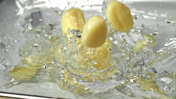 Italienisch Gnocchi fallen in das Wasser mit Spritzer. gefilmt auf ein schnelle Geschwindigkeit Kamera beim 1000 fps. hoch Qualität fullhd Aufnahmen video