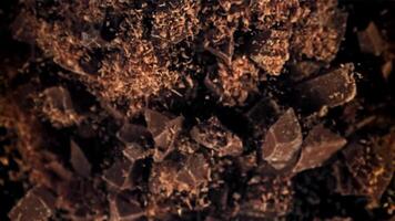 pezzi di cioccolato volare su e autunno fuori uso. girato su un' alta velocità telecamera a 1000 fps. alto qualità FullHD metraggio video