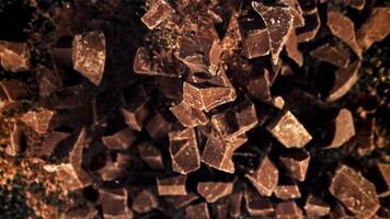 pezzi di cioccolato volare su e autunno fuori uso. girato su un' alta velocità telecamera a 1000 fps. alto qualità FullHD metraggio video