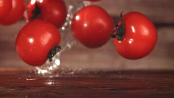 tomaten vallen Aan de tafel. gefilmd is langzaam beweging 1000 fps. hoog kwaliteit full HD beeldmateriaal video