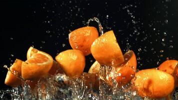 Orange Scheiben fliegen oben mit Wasser Tropfen. gefilmt ist schleppend Bewegung 1000 fps. hoch Qualität fullhd Aufnahmen video