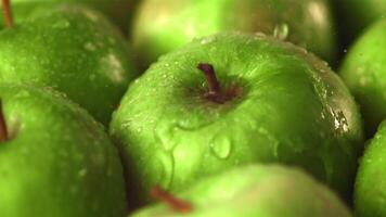 súper lento movimiento agua gotas otoño en verde manzanas macro antecedentes. filmado en un alta velocidad cámara a 1000 fps. alto calidad full HD imágenes video