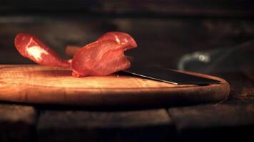 Super schleppend Bewegung duftend Stücke von getrocknet Fleisch fallen auf das Schneiden Tafel. auf ein hölzern Hintergrund.gefilmt auf ein schnelle Geschwindigkeit Kamera beim 1000 fps. video