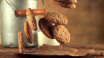 súper lento movimiento harina de avena galletas caídas en el mesa en papel. en un marrón antecedentes. filmado en un alta velocidad cámara a 1000 fps. video