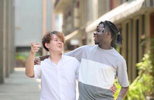 joven multiétnico amigo teniendo divertido al aire libre en hermosa verano día foto