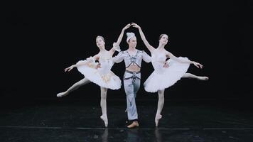 un ballet bailarín, un hombre y dos bailarinas actitud en escenario. bayadera. hermosa ballet posición. hermosa lapso en el cámara estable. video