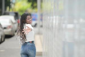 un joven mujer con su peinado y el atmósfera de vivo en el comunidad. foto