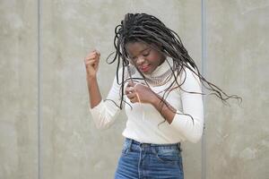 A young woman with his hairstyle and the atmosphere of living in the community. photo