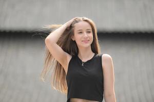 A young woman with his hairstyle and the atmosphere of living in the community. photo