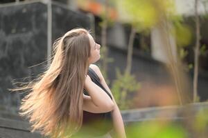 un joven mujer con su peinado y el atmósfera de vivo en el comunidad. foto