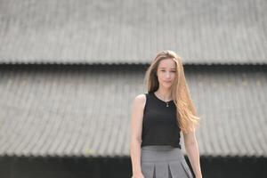 A young woman with his hairstyle and the atmosphere of living in the community. photo