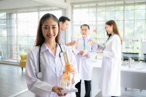 retrato de médico profesor y un médico estudiante en un hospital foto