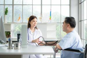 médico utilizando un sangre presión monitor en un paciente foto