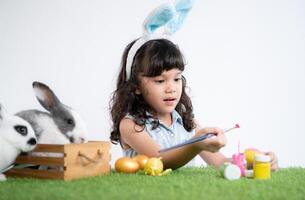 Pascua de Resurrección conejito divertido con pequeño niños el belleza de amistad Entre humanos y animales foto