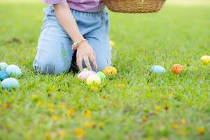 niños disfrutando al aire libre ocupaciones en el parque incluso un correr a recoger hermosa Pascua de Resurrección huevos. foto