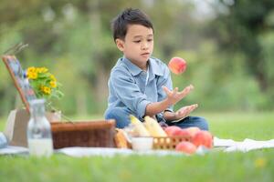 contento familia disfrutando un picnic en el parque, con niños teniendo divertido sesión, rodeado por naturaleza foto