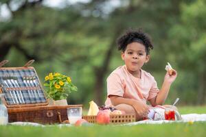 contento familia disfrutando un picnic en el parque, con niño comiendo mermelada pan, rodeado por naturaleza foto