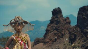 femme dans fleuri costume avec montagneux toile de fond. video