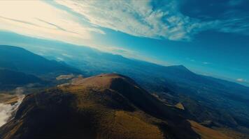 aereo Visualizza di rotolamento colline con un' nebbioso cielo, cattura il sereno bellezza di un' montagnoso paesaggio video