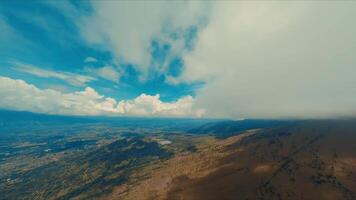 Antenne Aussicht von ein vielfältig Landschaft mit Wolken Gießen Schatten Über Berge und Ebenen. video