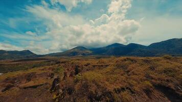 tirar o fôlego panorama do rolando colinas com exuberante vegetação debaixo uma dinâmico nublado céu. video