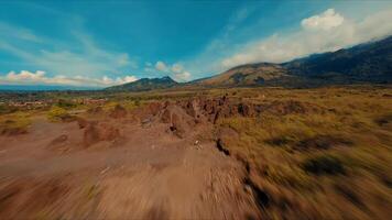 dinâmico panorama com movimento borrão efeito, apresentando uma pessoa corrida em áspero terreno com montanhas dentro a fundo video