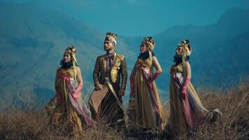 traditionnel danseurs dans coloré costumes contre une Montagne toile de fond. video