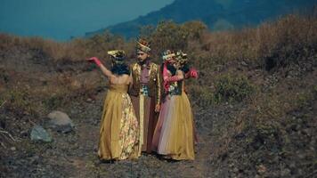 traditionnel danseurs dans coloré costumes performant dans une Naturel Extérieur paramètre. video