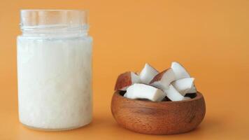 tranche de noix de coco fraîche et bouteille d'huile sur une table video