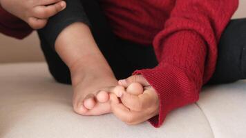 6 année vieux enfant Souffrance douleur sur pieds video