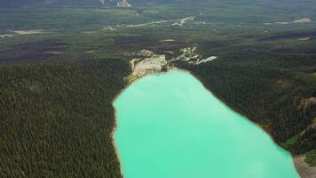 aéreo Visão do lago Louise, com Está espetacular turquesa cor. video