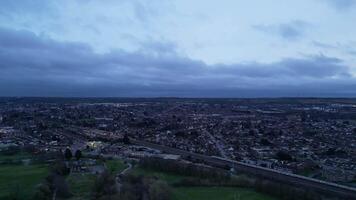 Antenne Aussicht von Norden Luton Stadt während wolkig und regnerisch Tag. Luton, England Vereinigtes Königreich. März 19., 2024 video