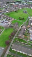 antenne visie van noorden luton stad gedurende bewolkt en regenachtig dag. luton, Engeland uk. maart 19e, 2024 video