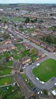 Antenne Aussicht von Norden Luton Stadt während wolkig und regnerisch Tag. Luton, England Vereinigtes Königreich. März 19., 2024 video