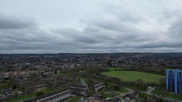 aérien vue de Nord luton ville pendant nuageux et pluvieux journée. luton, Angleterre Royaume-Uni. Mars 19ème, 2024 video