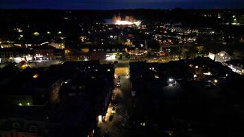 alto ángulo noche imágenes de iluminado endurecer pueblo de Inglaterra genial Bretaña. marzo 16, 2024 video