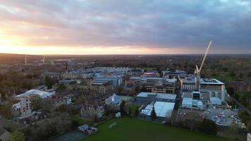 hoog hoek visie van historisch Oxford centraal stad van Oxfordshire, Engeland Verenigde koninkrijk gedurende oranje zonsondergang. maart 23e, 2024 video