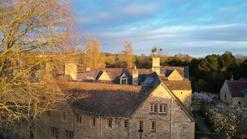 Alto ângulo Visão do histórico Oxford central cidade do Oxfordshire, Inglaterra Unidos reino durante laranja pôr do sol. marcha 23, 2024 video