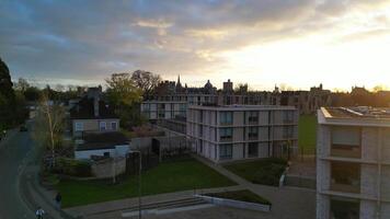 hoch Winkel Aussicht von historisch Oxford zentral Stadt von Oxfordshire, England vereinigt Königreich während Orange Sonnenuntergang. März 23., 2024 video