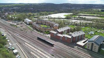 aereo Visualizza di Oxford città ferrovia stazione vicino fiume Tamigi a Oxford città di Inghilterra unito regno. marzo 23, 2024 video