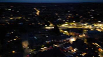 alto angolo notte metraggio di illuminato harpenden cittadina di Inghilterra grande Gran Bretagna. marzo 16, 2024 video