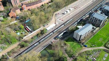 aereo Visualizza di Oxford città ferrovia stazione vicino fiume Tamigi a Oxford città di Inghilterra unito regno. marzo 23, 2024 video