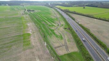 aéreo Tempo lapso cenas do britânico estrada e tráfego às campo do Cambridgeshire paisagem, Inglaterra Reino Unido. marcha 21, 2024 video