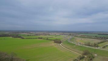 Antenne Zeit Ablauf Aufnahmen von britisch Straße und der Verkehr beim Landschaft von Cambridgeshire Landschaft, England Vereinigtes Königreich. März 21., 2024 video