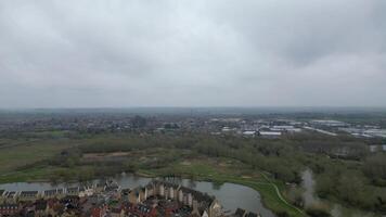 hoog hoek beeldmateriaal van woon- huizen Bij centraal heilige neots Cambridgeshire. Engeland uk. maart 21e, 2024 video