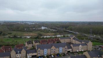 hög vinkel antal fot av bostads- hem på central helgon neots Cambridgeshire. England Storbritannien. Mars 21:a, 2024 video